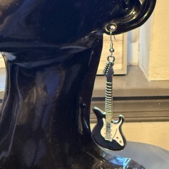 Retro guitar earrings - Picture 2 of 3